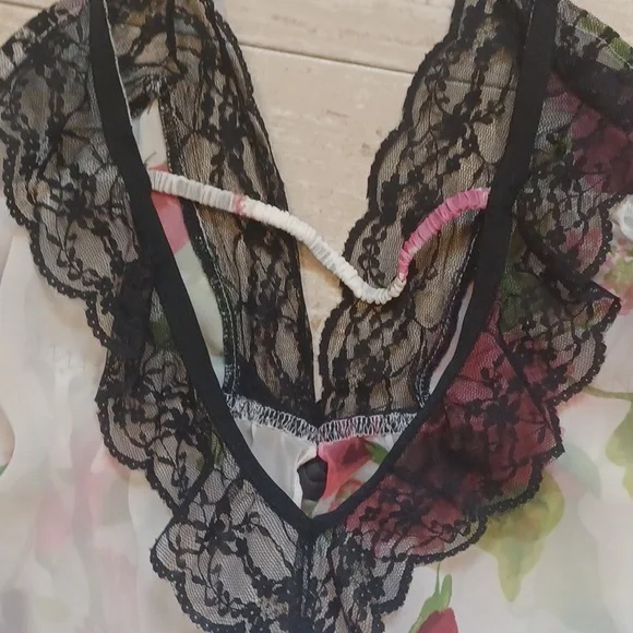 Victoria's Secret Elegant Sheer Lace Trim Rose Print Open Front Nightie - Picture 9 of 10